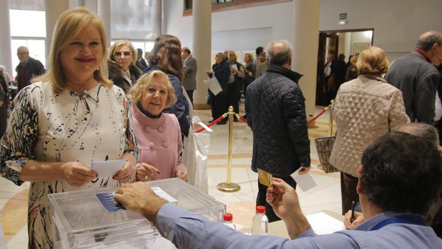 Carmen de Rosa, en el momento de ejercer su derecho al voto en el Ateneo.