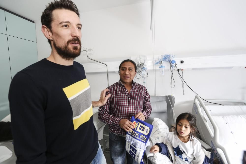 El Real Oviedo y el Oviedo Moderno visitan a los niños enfermos en el HUCA