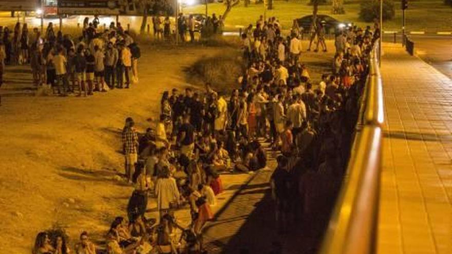 El solar junto a campo de golf de la Playa de San Juan estuvo lleno hace una semana y completamente vacío este fin de semana, tras el férreo control policial.