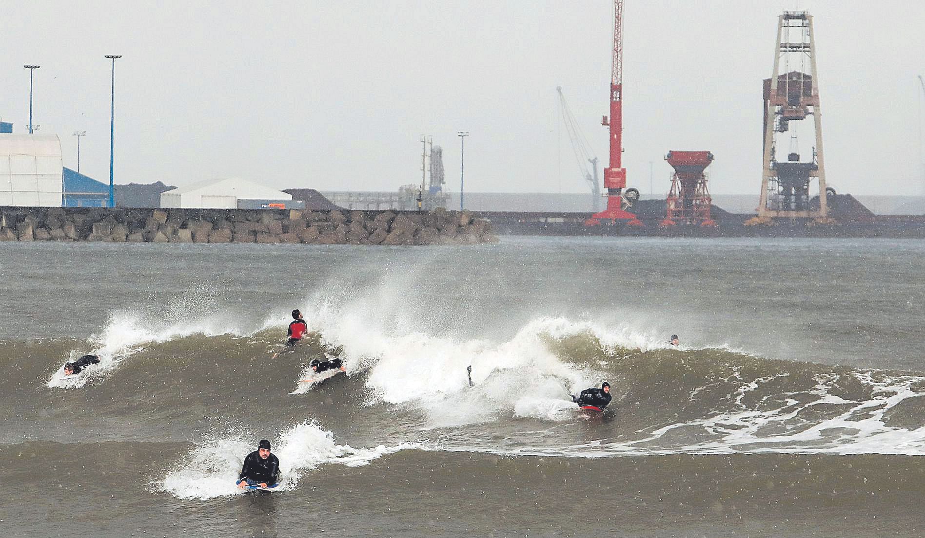 Los surfistas llegan a Poniente