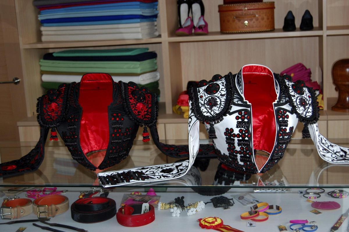 Dos de los trajes que confeccionó Daniel Roqueta para Madonna.