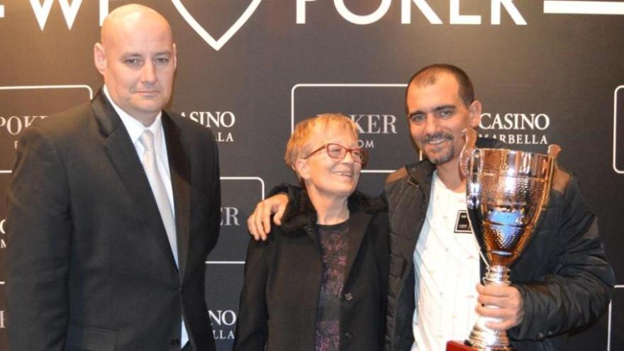 Sergio Oliveras Pérez, junto a su madre e Iván Aguilar, muestra orgulloso el trofeo