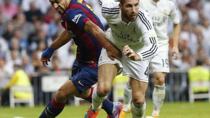 Luis Suárez pugna con Sergio Ramos por el balón, con Modric de testigo.