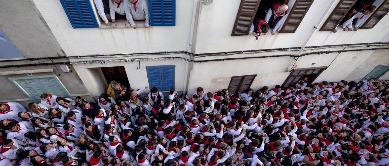 Der Auftakt: die Menschenmenge im Carrer Sorteta in Artà 2023 in freudiger Erwartung des ersten Auftritts der „dimonis“.