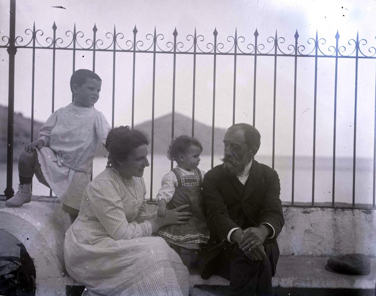 Eugènia Darna Grau i José Camprubí Escudero amb els seus fills Félix i Eugenita l'any 1910.