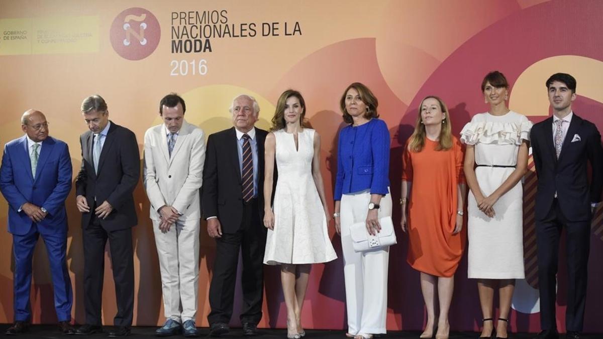 Letizia, de blanco, en los Premios Nacionales de la Moda