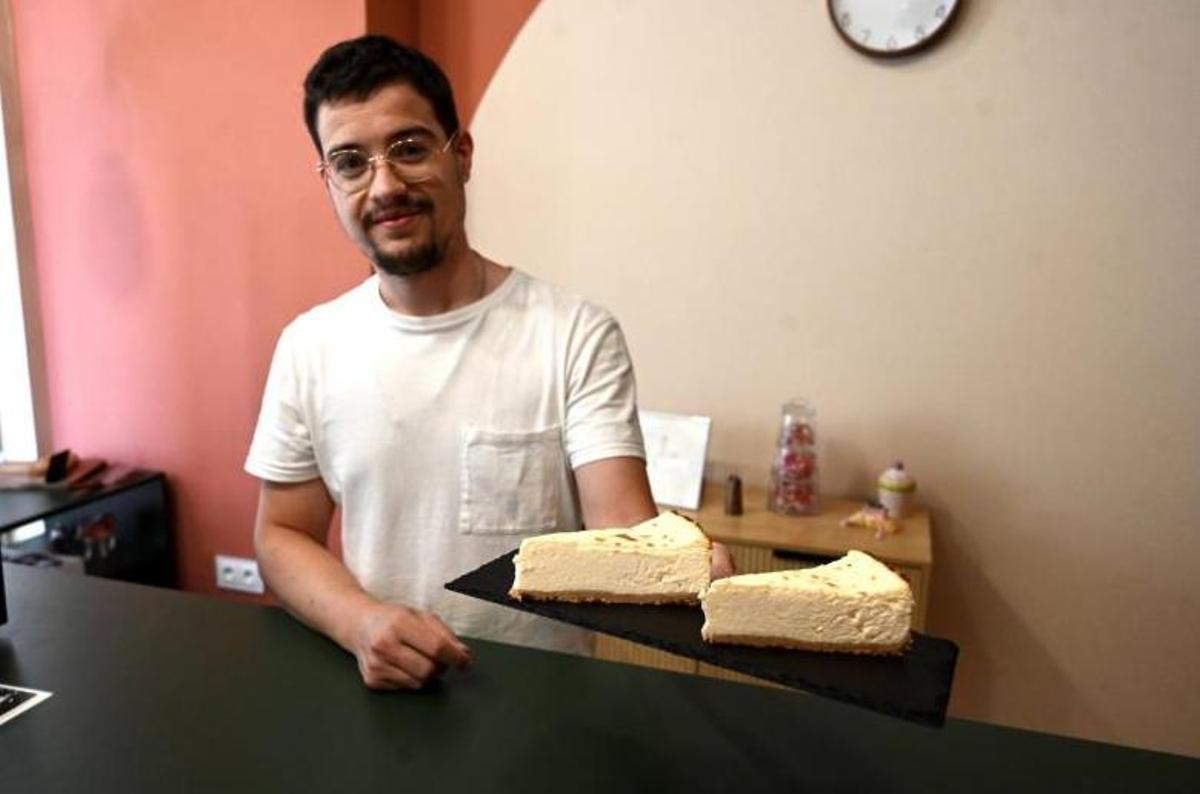 Ismael, en su local, Dleite, mostrando una de sus tartas de queso.