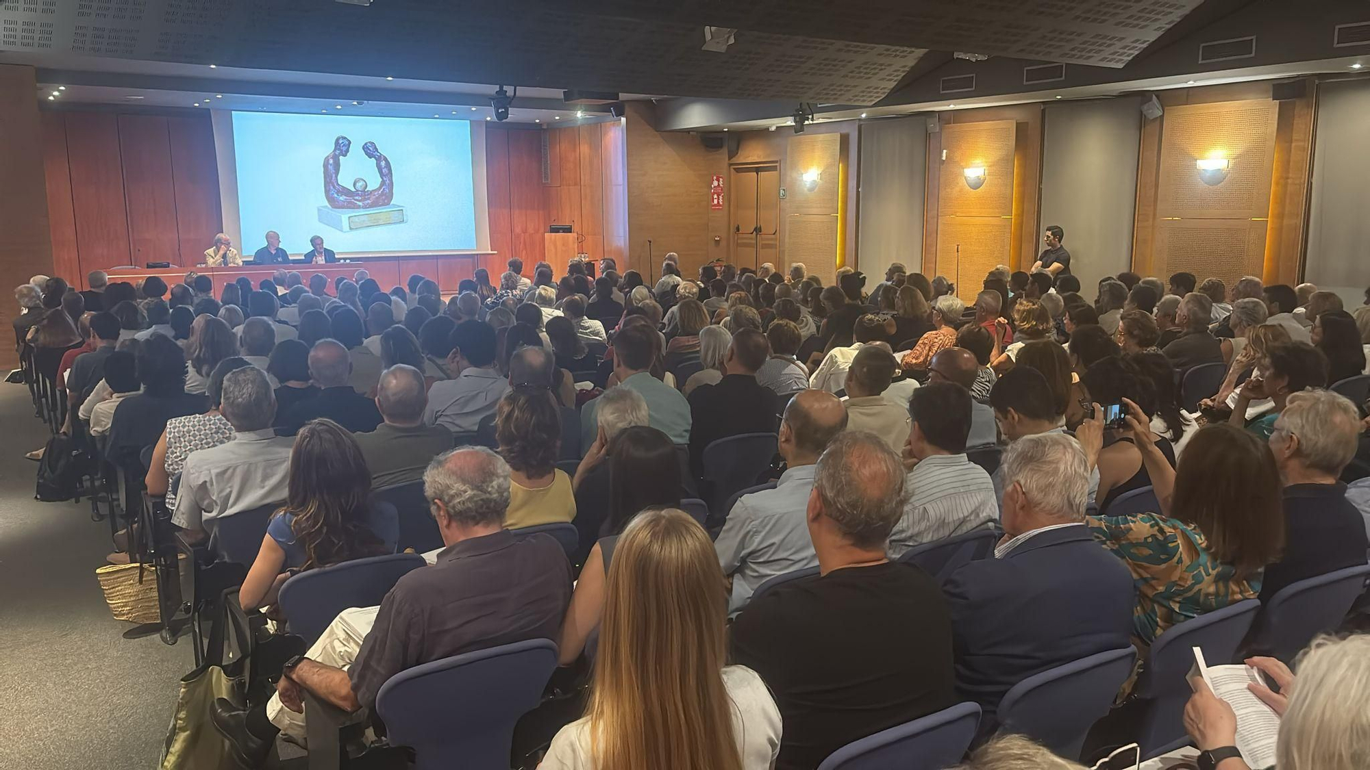 El médico mallorquín Ferran Morell reúne a 300 personas en la presentación de sus dos nuevos libros en Barcelona
