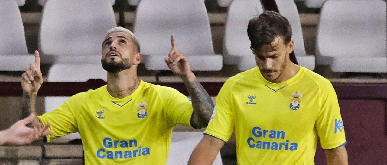 Aridai Cabrera señala con los pulgares al cielo después de que anotase el único tanto del partido entre el Logroñés y la UD. | | LALIGA