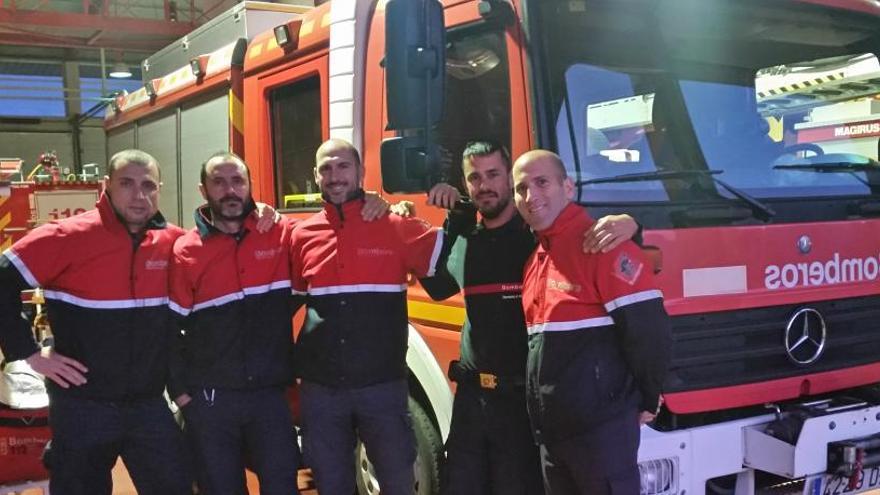 Los bomberos de Elda y Elche con los niños del hospital