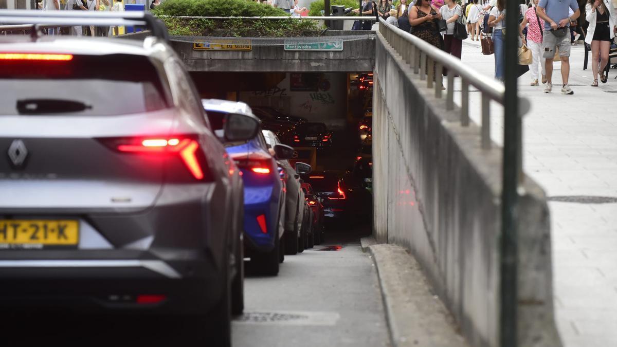 Atasco en el túnel de la plaza de Lugo de A Coruña este jueves
