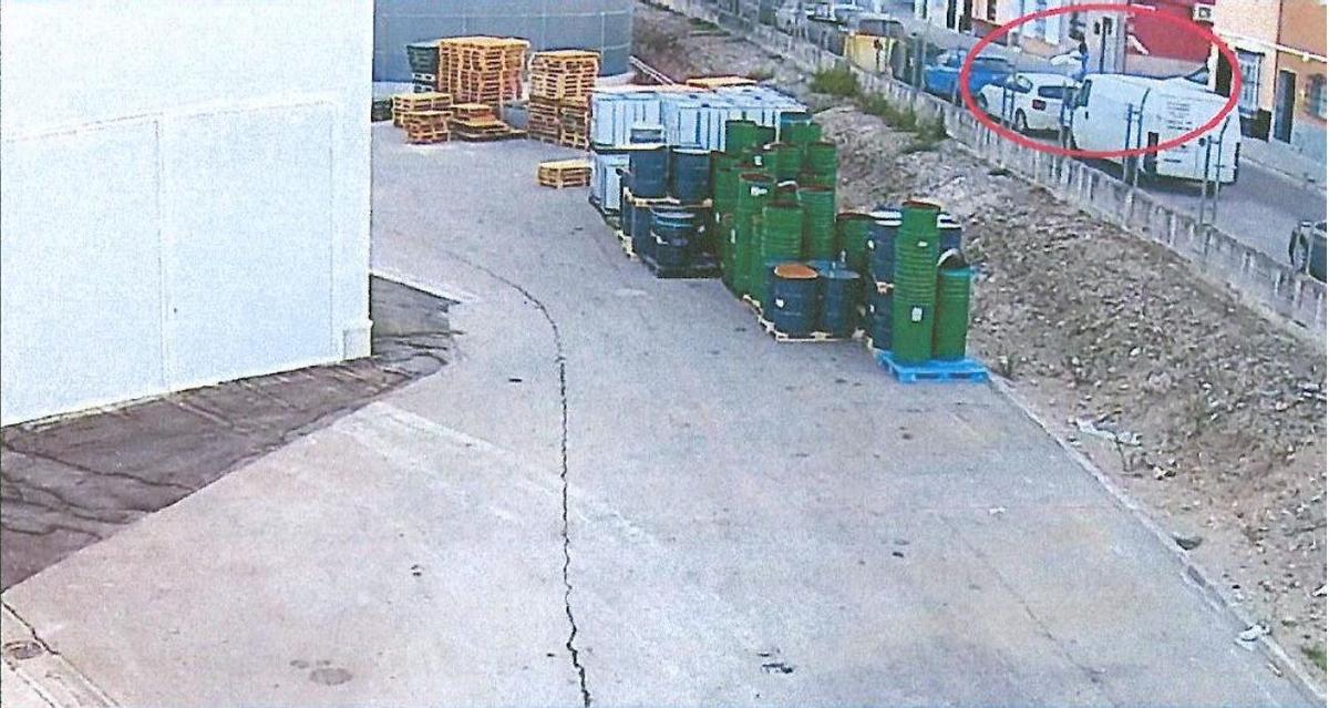 Macarena sale de su casa en Morón de la Frontera (Sevilla) y tira un par de bolsas a un contenedor