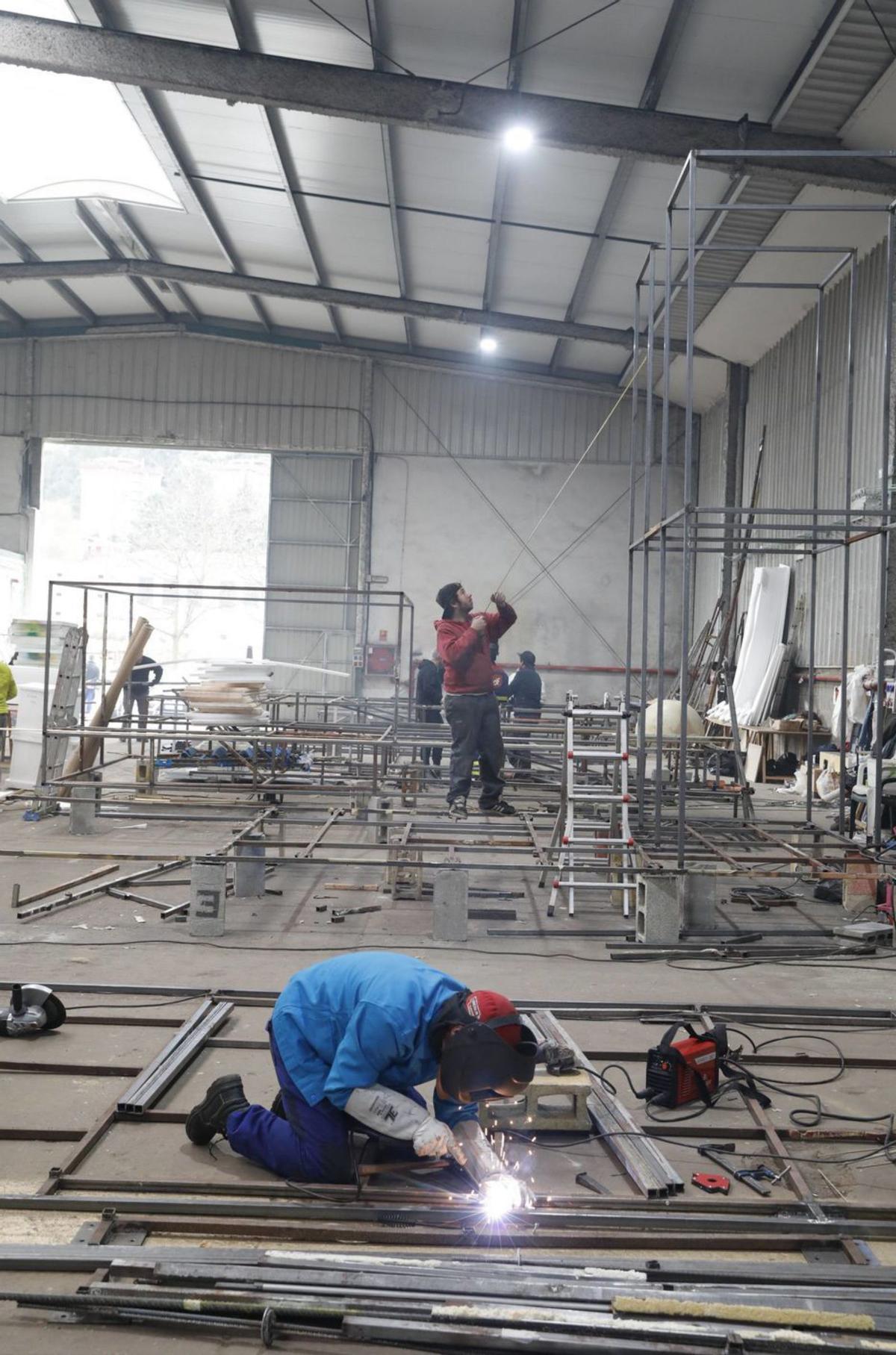 Trabajos en una de las naves de Festejos para construir los artilugios de Galiana.  | MARA VILLAMUZA