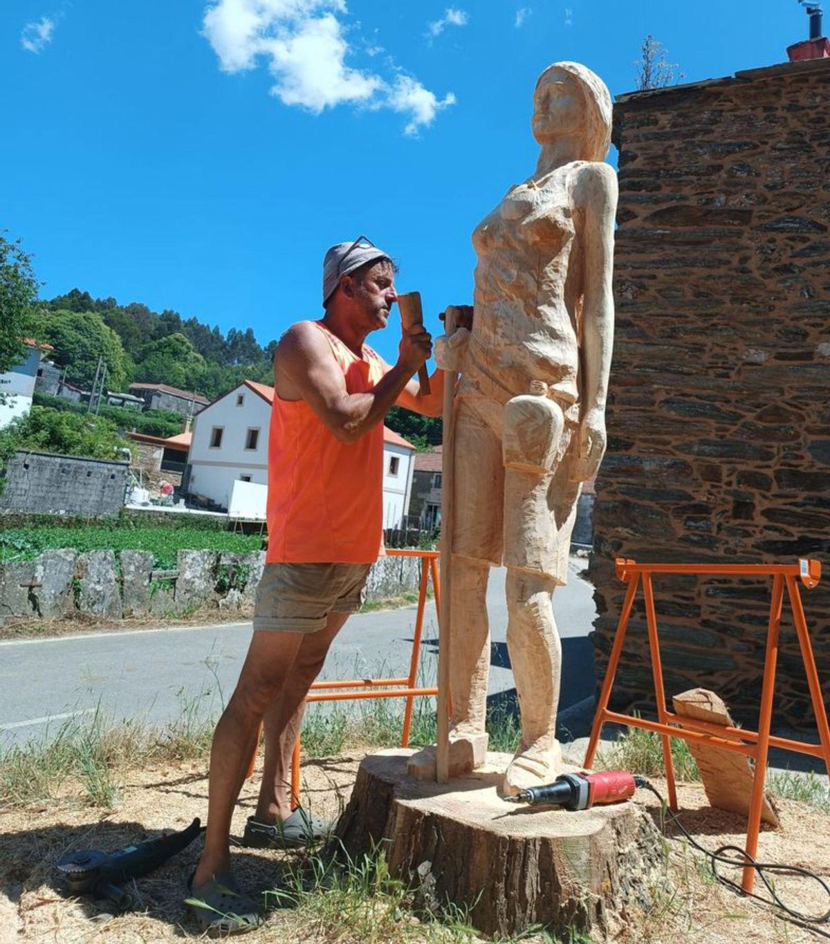 O Sisto talla su futuro a partir de dos viejos cedros