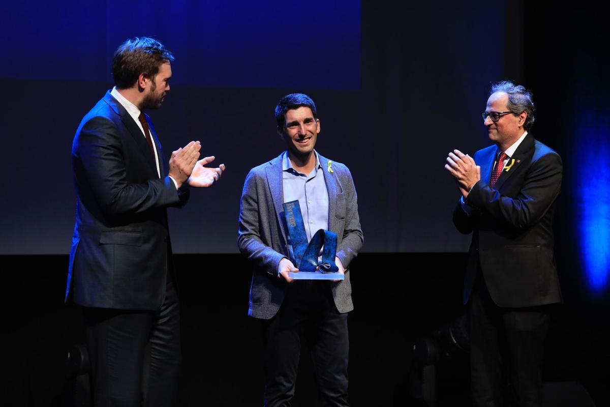 Oriol Mitjà recibe el premio Català de l'Any 2016 otorgado por El Periódico de Catalunya.