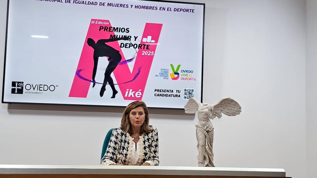 La concejala de Deportes, Conchita Méndez, durante la presentación junto al trofeo.