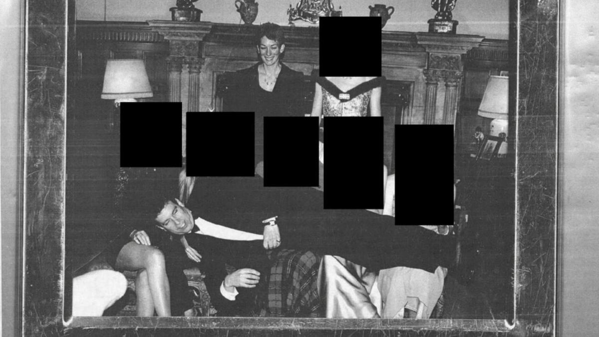Fotografia censurada inclosa en els arxius de Jeffrey Epstein i revelada per Departament de Justícia en la qual apareix Andrés Mountbatten-*Windsor, abans príncep Andrés, estirat sobre la falda de diverses dones mentre Ghislaine Maxwell, dempeus, li observa. No s'especifica data ni lloc.