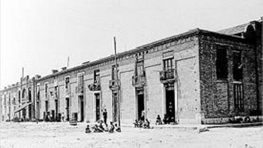 lonja de pescadores. Foto antigua del edificio ubicado en Eugenia Viñes