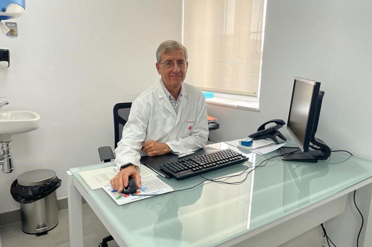 Isidoro Barneto, especialista en Oncología Médica del hospital Cruz Roja de Córdoba.