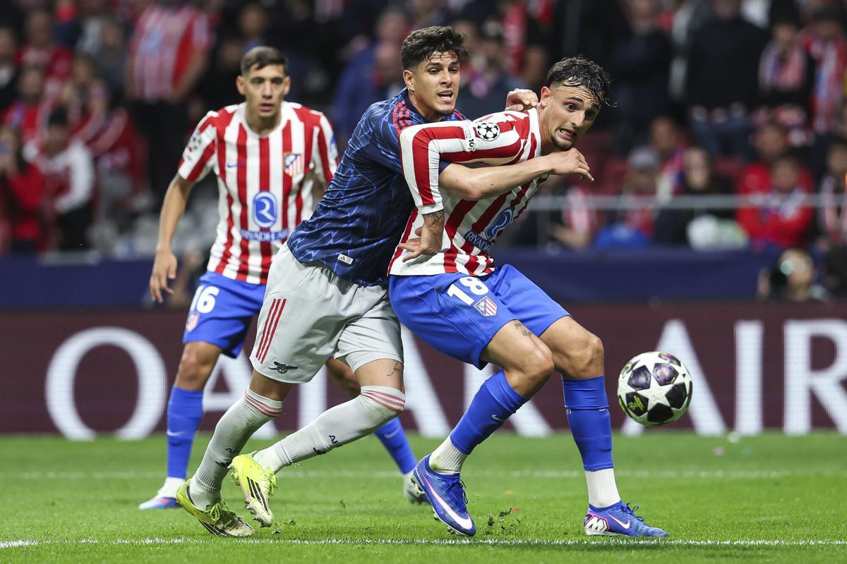 Piero Hincapie of Arsenal FC and Marc Pubill of Atletico de Madrid in action during the UEFA Champions League 2025/26 League Semi Final First Leg match between Atletico de Madrid and Arsenal FC at Riyadh Air Metropolitano on April 29, 2026, in Madrid, Spain. AFP7 29/04/2026 ONLY FOR USE IN SPAIN. Irina R. Hipolito / AFP7 / Europa Press;2026;SPAIN;SPORT;ZSPORT;SOCCER;ZSOCCER;Atletico de Madrid v Arsenal FC - UEFA Champions League 2025/26 League Semi Final First Leg