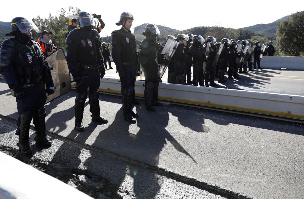 Una acció del Tsunami Democràtic talla l'AP-7 a la Jonquera