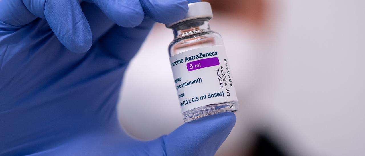 Un sanitario manipula un vial de la vacuna de AstraZeneca.