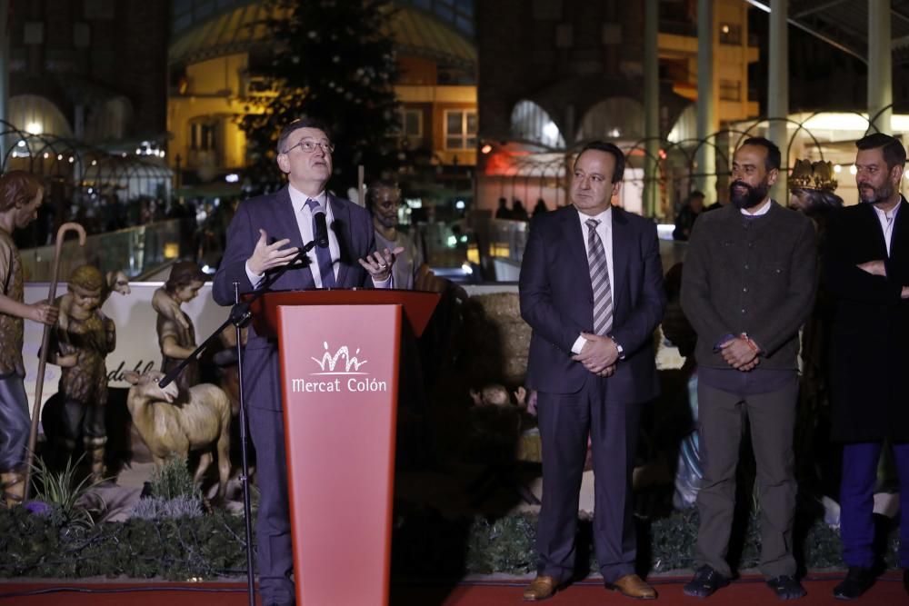 Primer día del árbol de Navidad, pista de patinaje sobre hielo y el tiovivo del ayuntamiento