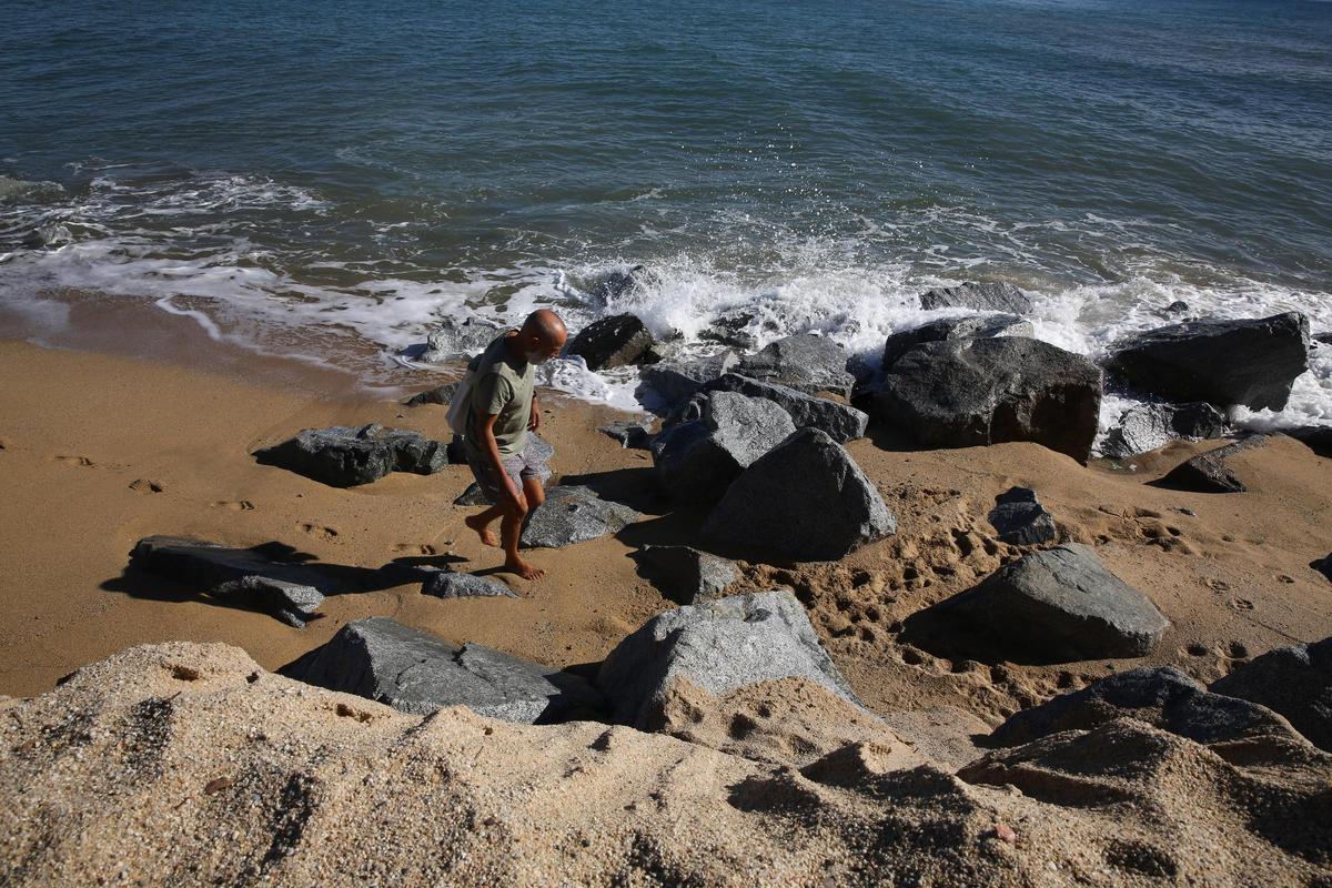 Algunas playas de Badalona pierden arena tras el temporal