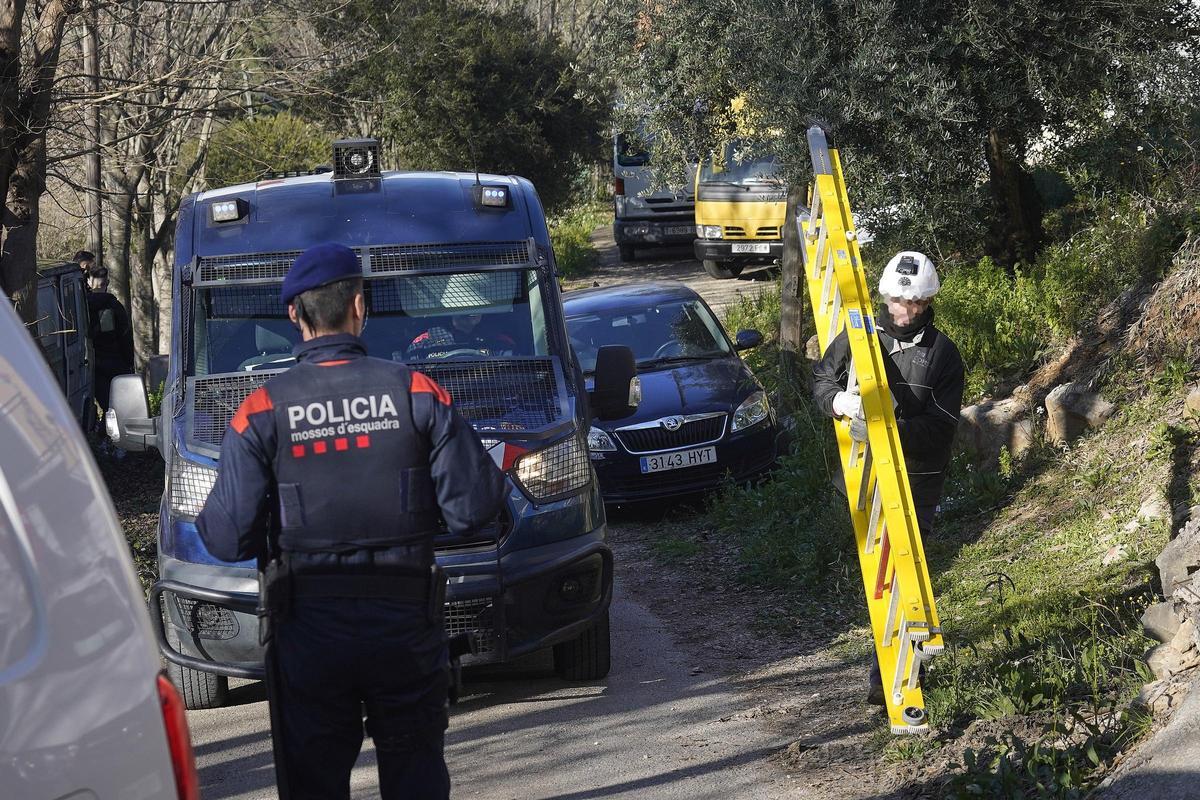 Les fotos del dispositiu policial al barri de Torre Gironella per cultiu il·legal de marihuana
