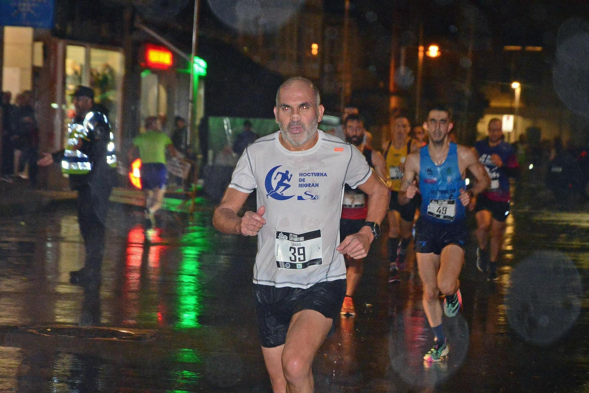 La XXVI Carreira San Martiño de Bueu, contra la lluvia y el viento