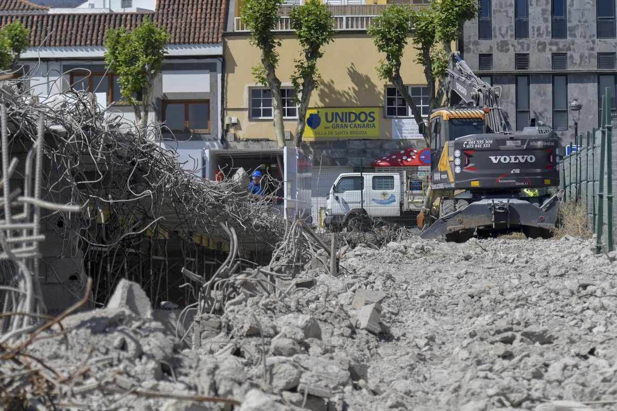 Así continúa el derribo del mamotreto de Santa Brígida