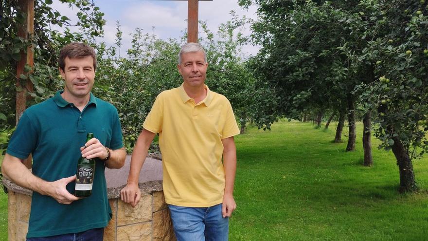 Gonzalo y Alberto Fanjul, en una de las pumaradas del llagar Quelo de Tiñana, en Siero. | S. Arias