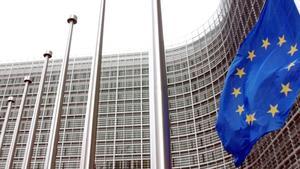 esala2518538 the european union flag flies at half staff outside of eu he170308173833