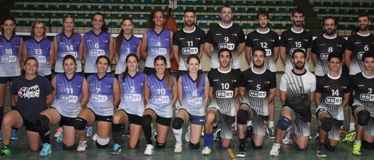 Los equipos sénior masculino y femenino del Eset VAO Ontinyent en el pabellón ontinyentí.