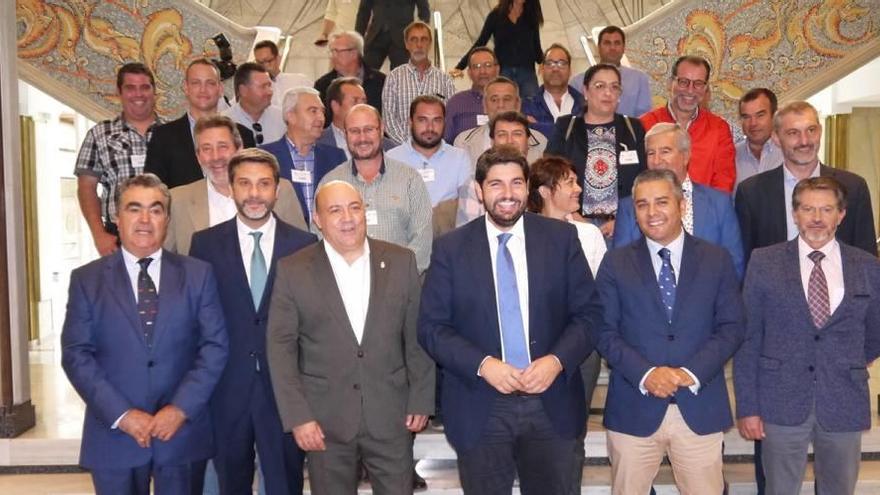 Foto de grupo de los agricultores y políticos tras pedir la IGPO en la Asamblea.