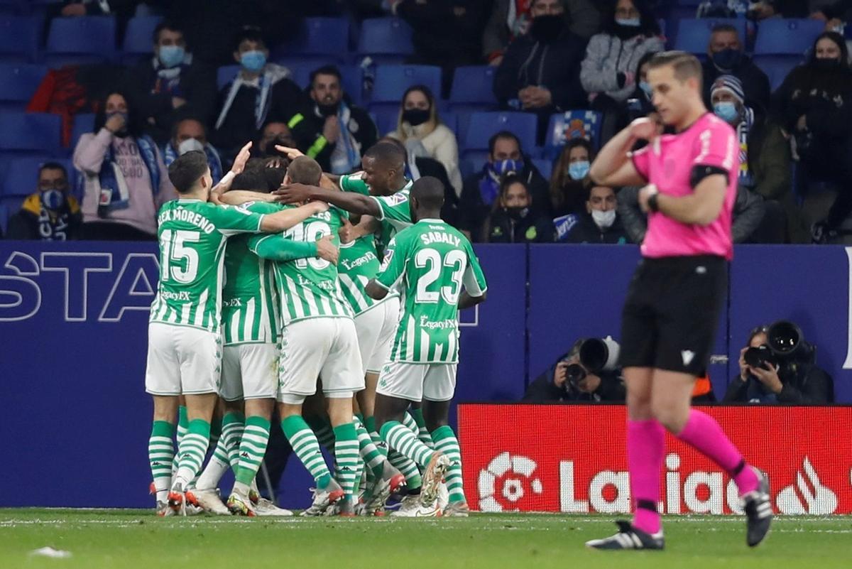 CORNELLÁ DE LLOBREGAT (BARCELONA), 21/01/2022.- Los jugadores del Betis celebran uno de sus goles ante el Espanyol durante el encuentro correspondiente a la jornada 22 de primera división disputado hoy viernes en el RCDE Stadium, en Cornellá de Llobregat. EFE / Andreu Dalmau.