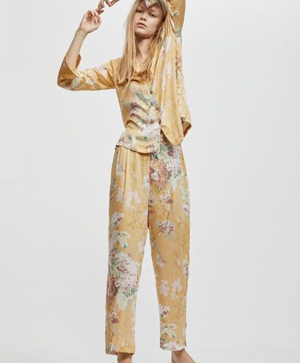 Pijama de cretona con estampado floral de Oysho. (Precio: 40,98 euros)