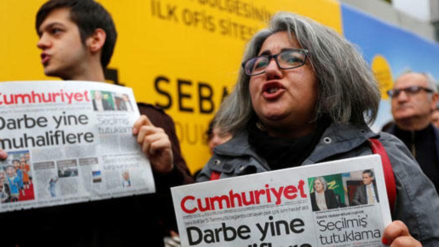 Protestas por las detenciones en el diario Cumhuriyet.