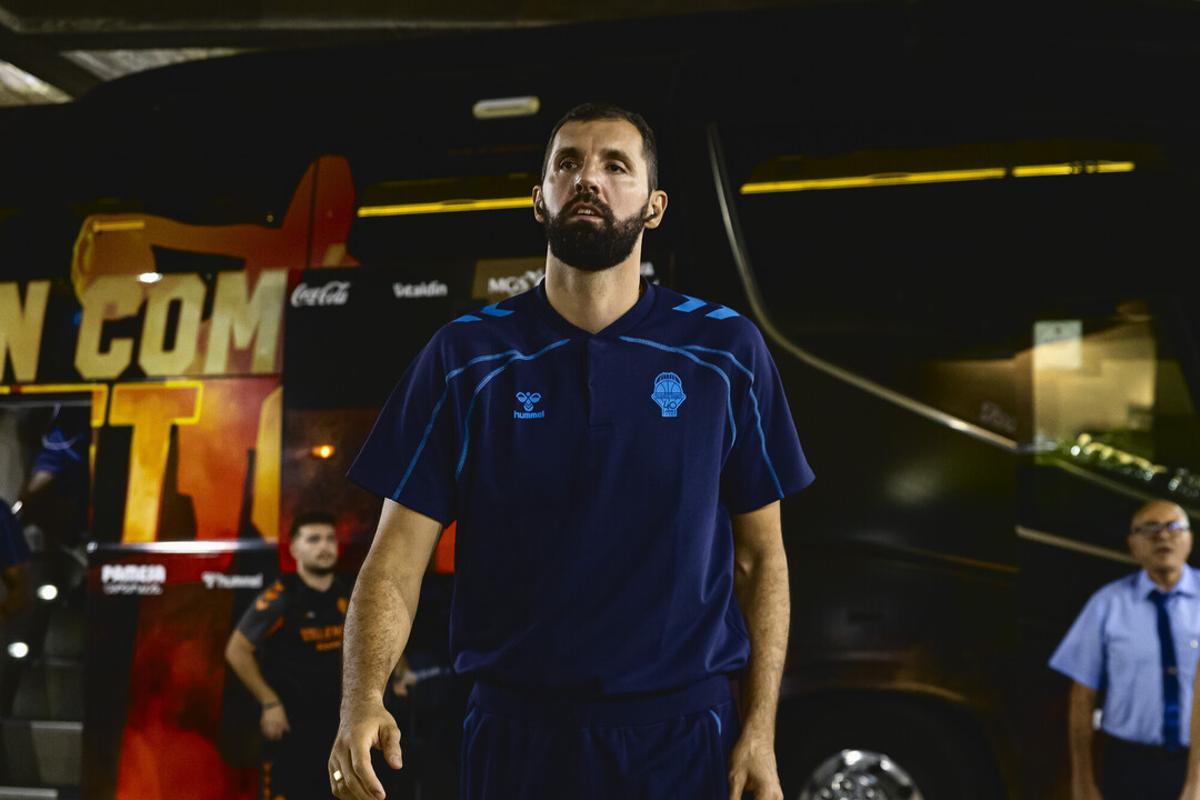Nikola Mirotic, a su salida del autobús antes de entrar al Olímpic de Badalona.