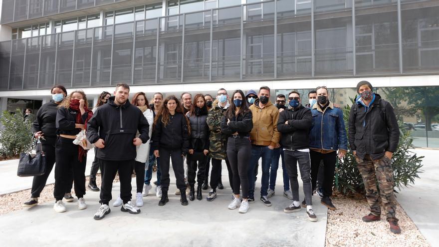 Miembros de la Asociación Domus Club durante la protesta ayer al mediodía.