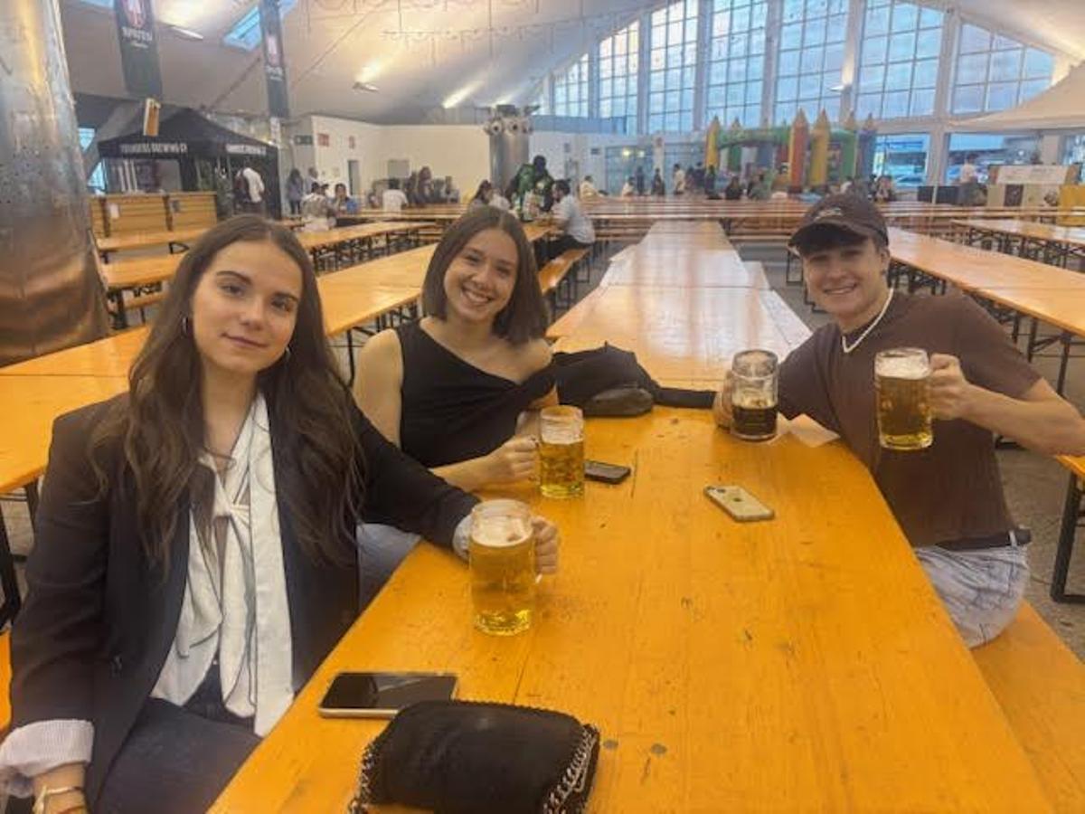 Tres amigos, en la fiesta.