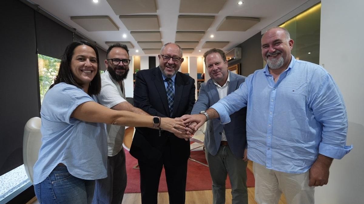 Firmantes de la constitución de GanadeLiA, entre otros el rector de la UCO, entidad que participa en la nueva empresa.