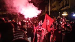 Manifestantes protestan en Túnez. 