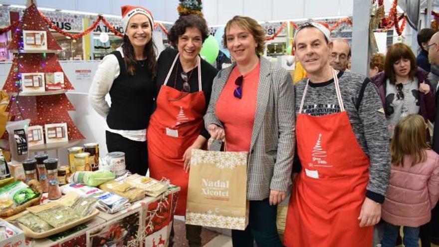 La alcaldesa Eva Sanz junto a uno de los puestos del mercado navideño.