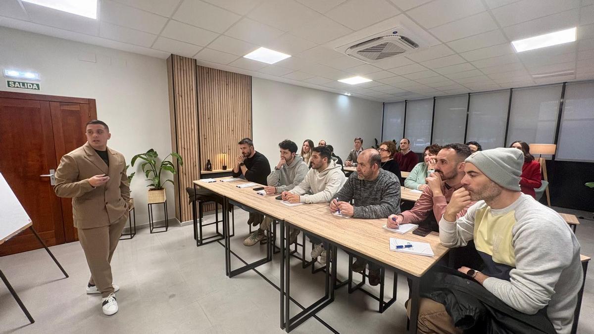 Saúl de la Rosa, a la izquierda, durante su charla en la sede de Sodeco Nalón