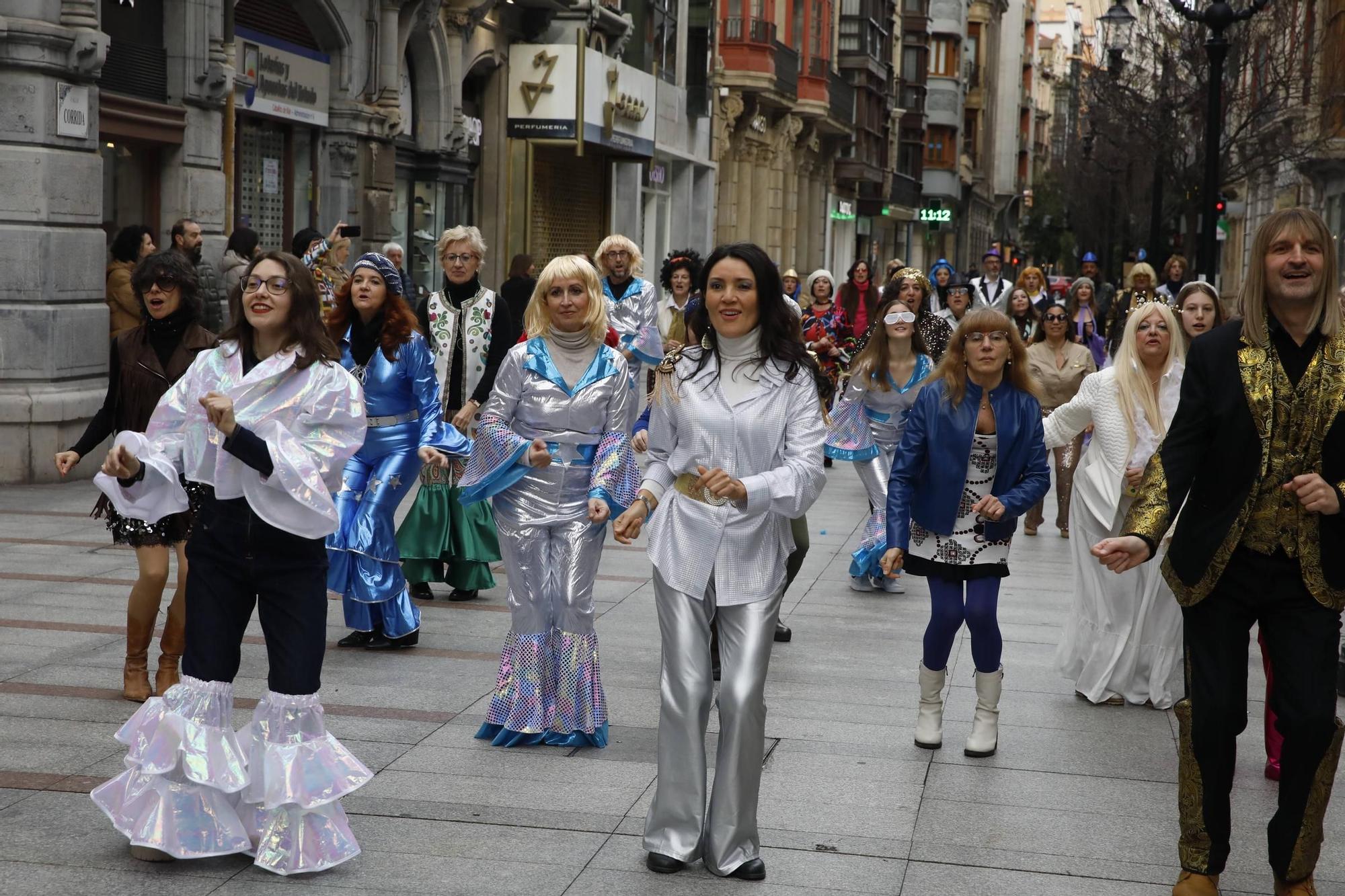 El multitudinario homenaje a ABBA en Gijón de la mano de Robert Taboada y sus bailarines aficionados, en imágenes