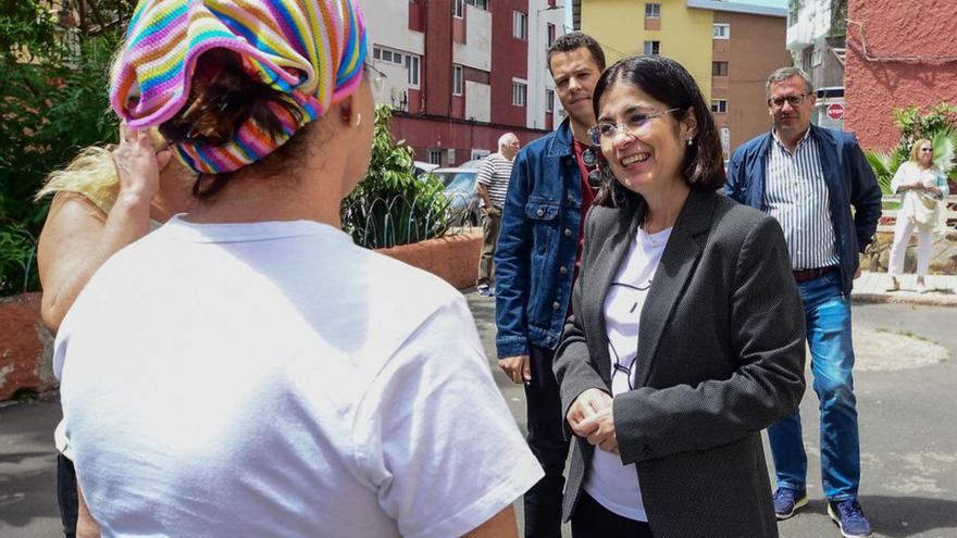 Carolina Darias habla con una vecina durante su visita a Ciudad Alta. | | LP/DLP