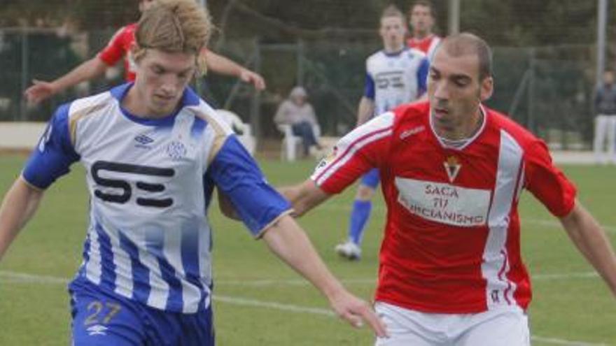Álvaro Cámara lucha por un balón ante un jugador del Esbjerg danés.