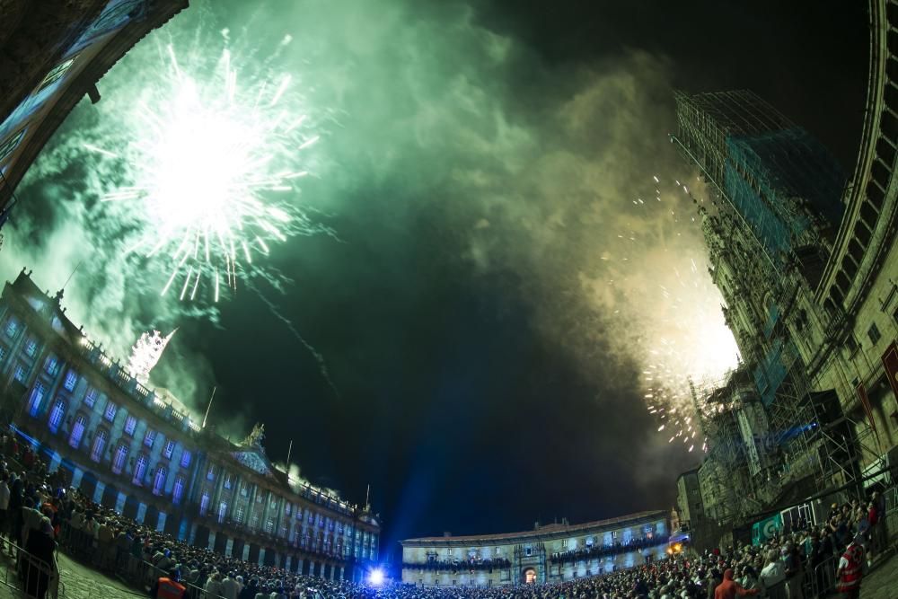 El espectáculo combinó los tradicionales fuegos artificiales con una proyección 3D y teatro en el entorno de la catedral de Santiago de Compostela
