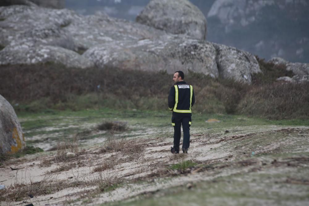 Medios de salvamento y emergencias buscan por mar y tierra al tripulante desaparecido tras volcar un pesquero cerca de las Illas Ons